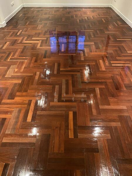 พื้นไม้ปาร์เก้ขัดเงา