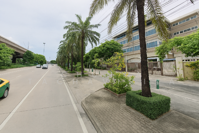 ขาย - อาคารสำนักงาน 5 ชั้น ติดถนนประดิษฐ์มนูธรรมพร้อมที่จอดรถ, กรุงเทพ