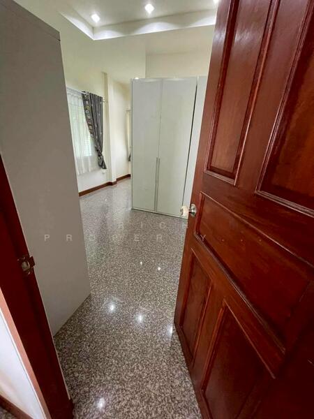 ขายด่วนบ้านหรู! 20 ล้านไม่ขาย ลดแรง แค่ 10.9 ล้านพอ!! พื้นที่ 251 ตร.ว. พร้อมเฟอร์นิเจอร์ทุกชิ้น, Udon Thani, Ban Chun, Muang Udon Thani, Udon Thani, 5 Bedrooms, 400 sqm, Single Detached House For Sale, by Rich property คุณพีรญา(จุ๋ม), 500021914 - DDproperty.com