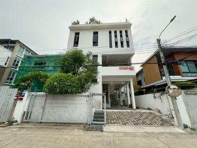 ขาย - โฮมออฟฟิศ 4 ชั้น 75 ตร.ว. โฮมออฟฟิศ ซอยวัฒนานิเวศน์5 ซอยโชคอำนวย ถนนรัชดาภิเษก, กรุงเทพ