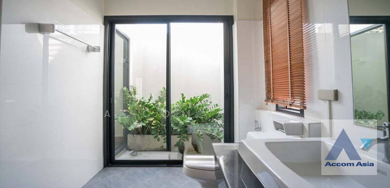 For Sale - RARE Items หาไม่ได้แล้ว!! บ้านขนาดใหญ่ / Apartments for expat executives – เดินเพียง 5 นาทีถึง Empor, Bangkok