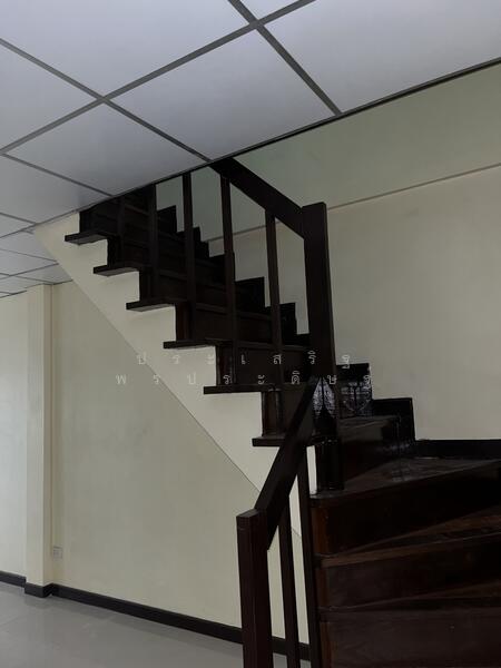 บันไดขึ้นชั้นบน