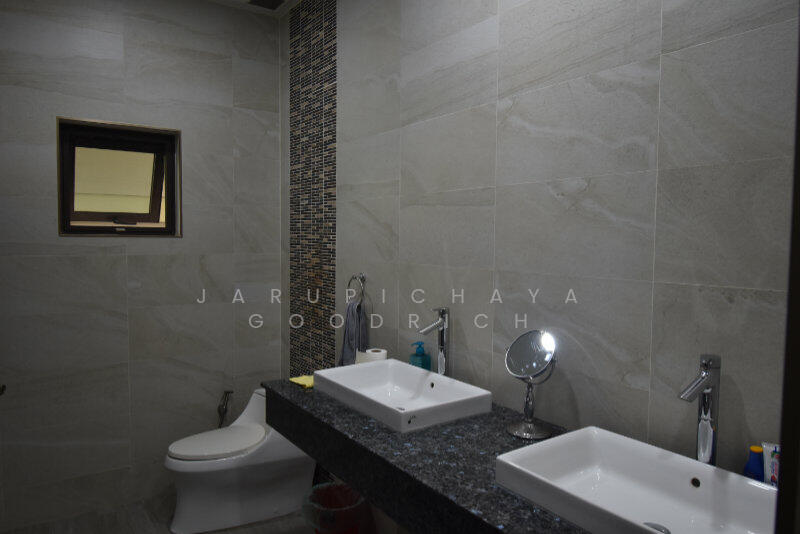 2nd bedroom bathroom