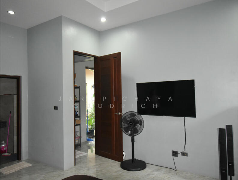 2nd bedroom to living room and bathroom