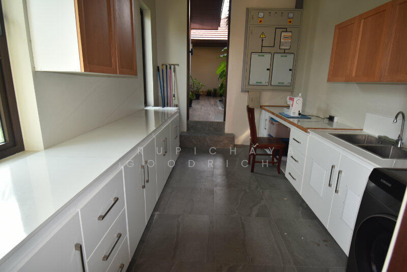 Laundry room with front porch entrance