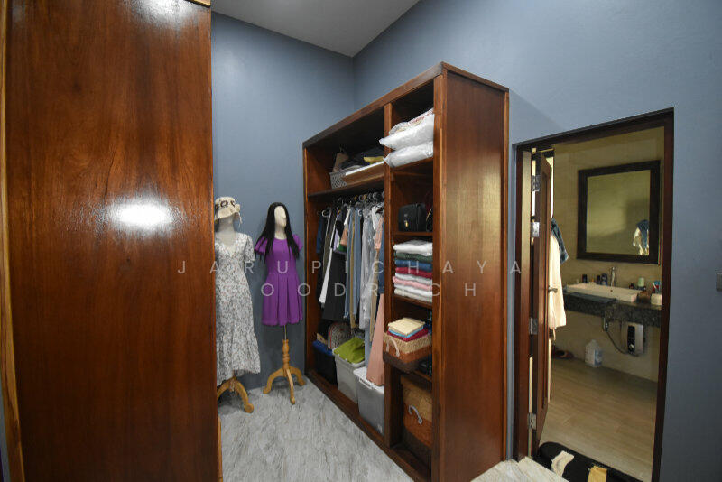 Master bedroom walk-in closet
