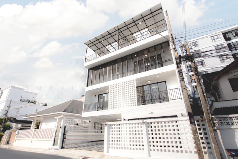For Sale - Renovated single house for sale in the Suthisan / Huai Khwang area, Bangkok