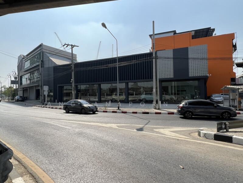 ให้เช่า - โชว์รุม และอาคาร 3 ชั้น รามอินทรา 421 วา พื้นที่ 2000 ตร.เมตร จอดรถได้ 12 คัน, กรุงเทพ