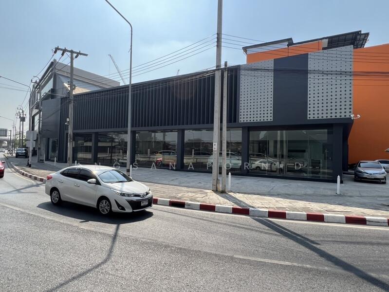 ให้เช่า - โชว์รุม และอาคาร 3 ชั้น รามอินทรา 421 วา พื้นที่ 2000 ตร.เมตร จอดรถได้ 12 คัน, กรุงเทพ