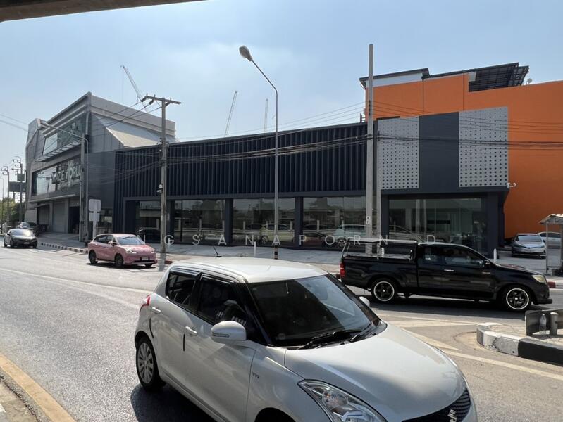 ให้เช่า - โชว์รุม และอาคาร 3 ชั้น รามอินทรา 421 วา พื้นที่ 2000 ตร.เมตร จอดรถได้ 12 คัน, กรุงเทพ