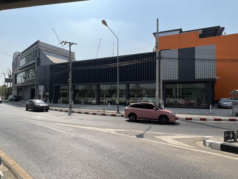 ให้เช่า - โชว์รุม และอาคาร 3 ชั้น รามอินทรา 421 วา พื้นที่ 2000 ตร.เมตร จอดรถได้ 12 คัน, กรุงเทพ