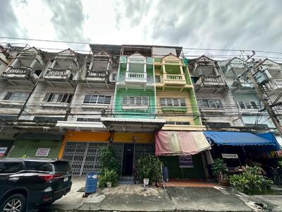 ขาย - อาคารพาณิชย์ 3 ชั้นครึ่ง หมู่บ้านศรีเพชร, กรุงเทพ