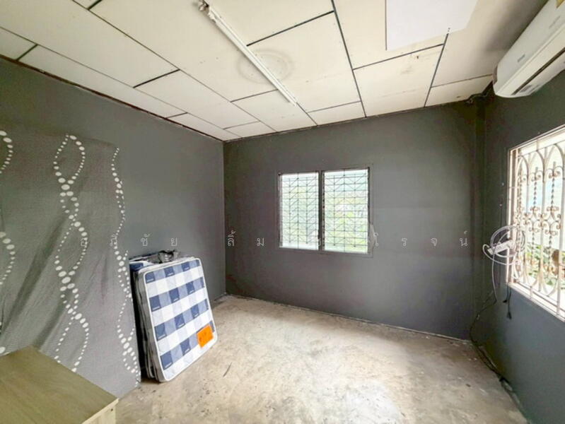 ขาย - ขายโฮมออฟฟิศ พร้อมโกดังเก็บสินค้า ตกแต่งไว้ดีใช้งานได้ทันที 137 ตร.ว. ทำเล ซอยจุลินท์จัดสรร 4, นนทบุรี