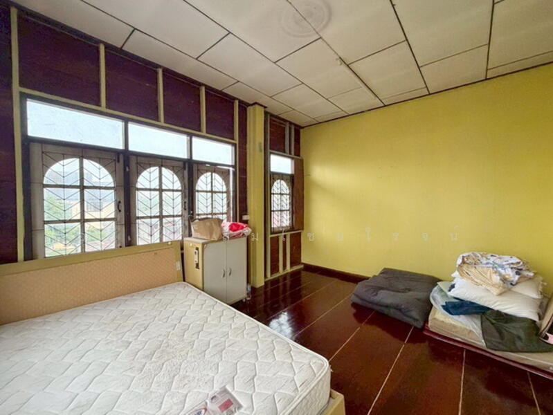 ขาย - ขายโฮมออฟฟิศ พร้อมโกดังเก็บสินค้า ตกแต่งไว้ดีใช้งานได้ทันที 137 ตร.ว. ทำเล ซอยจุลินท์จัดสรร 4, นนทบุรี