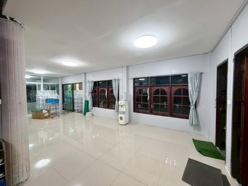 ขาย - ขายโฮมออฟฟิศ พร้อมโกดังเก็บสินค้า ตกแต่งไว้ดีใช้งานได้ทันที 137 ตร.ว. ทำเล ซอยจุลินท์จัดสรร 4, นนทบุรี