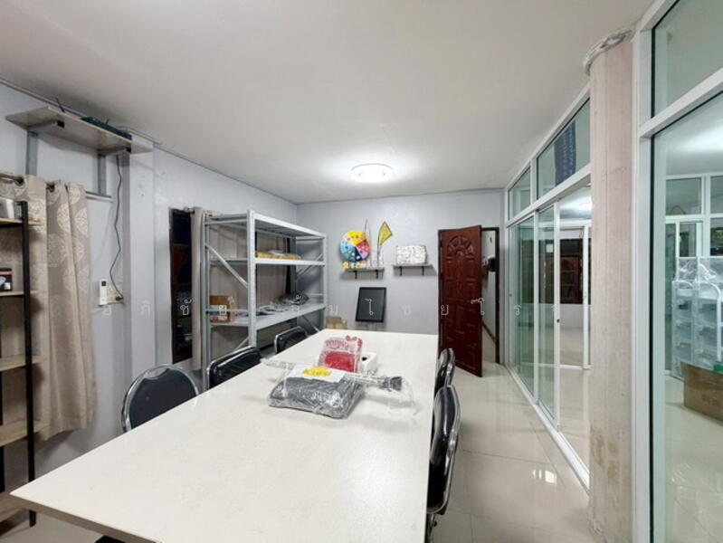 For Sale - ขายโฮมออฟฟิศ พร้อมโกดังเก็บสินค้า ตกแต่งไว้ดีใช้งานได้ทันที 137 ตร.ว. ทำเล ซอยจุลินท์จัดสรร 4, Nonthaburi