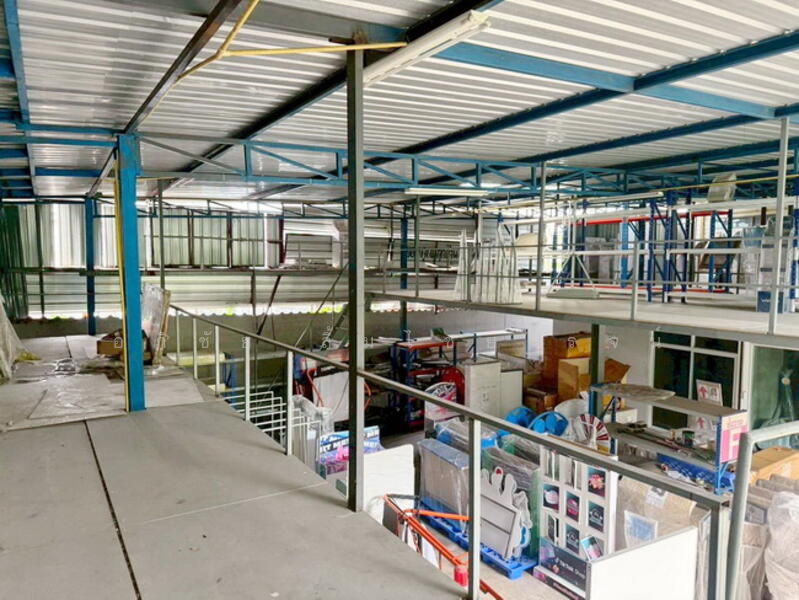 ขาย - ขายโฮมออฟฟิศ พร้อมโกดังเก็บสินค้า ตกแต่งไว้ดีใช้งานได้ทันที 137 ตร.ว. ทำเล ซอยจุลินท์จัดสรร 4, นนทบุรี