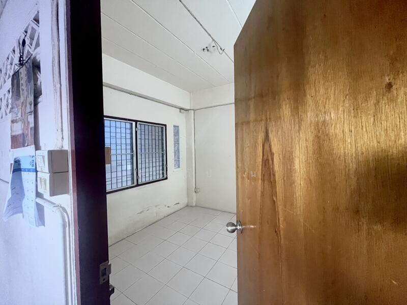 For Sale - เริ่มลงทุนวันนี้ หากบริหารดี ๆ อาจได้ผลตอบแทนถึง 10% ต่อปี!!!! ขายหอพัก 3 ชั้น 8 ห้อง ในซอยจรัญฯ 33, Bangkok