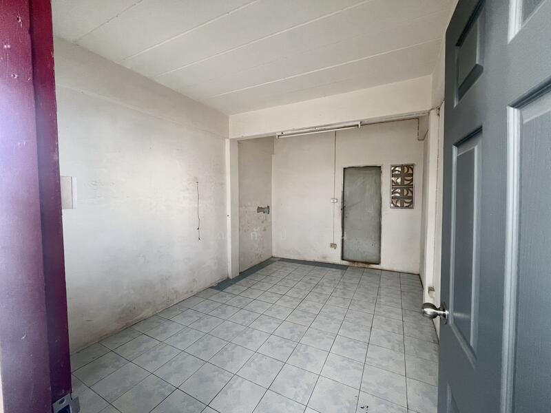 For Sale - เริ่มลงทุนวันนี้ หากบริหารดี ๆ อาจได้ผลตอบแทนถึง 10% ต่อปี!!!! ขายหอพัก 3 ชั้น 8 ห้อง ในซอยจรัญฯ 33, Bangkok