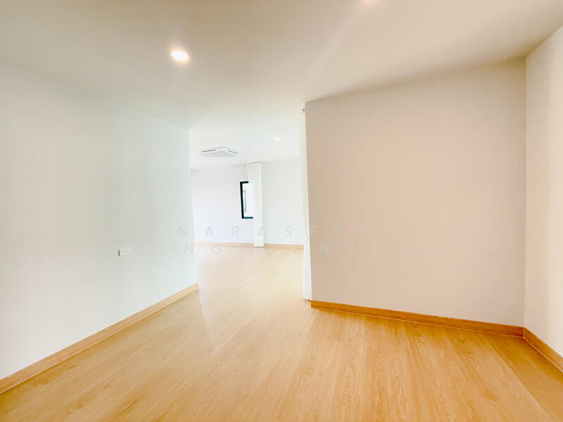 ขาย - ณิยาม แฟชั่น - รามอินทรา, กรุงเทพ