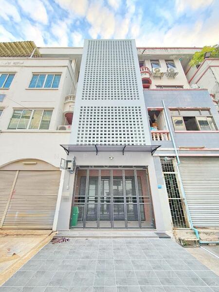 ให้เช่า - ให้เช่า ตึกแถว 4.5 ชั้น เล่นระดับ ซอยศรีนครินทร์ 24, กรุงเทพ