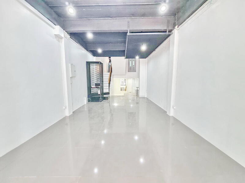 For Rent - ให้เช่า ตึกแถว 4.5 ชั้น เล่นระดับ ซอยศรีนครินทร์ 24, Bangkok