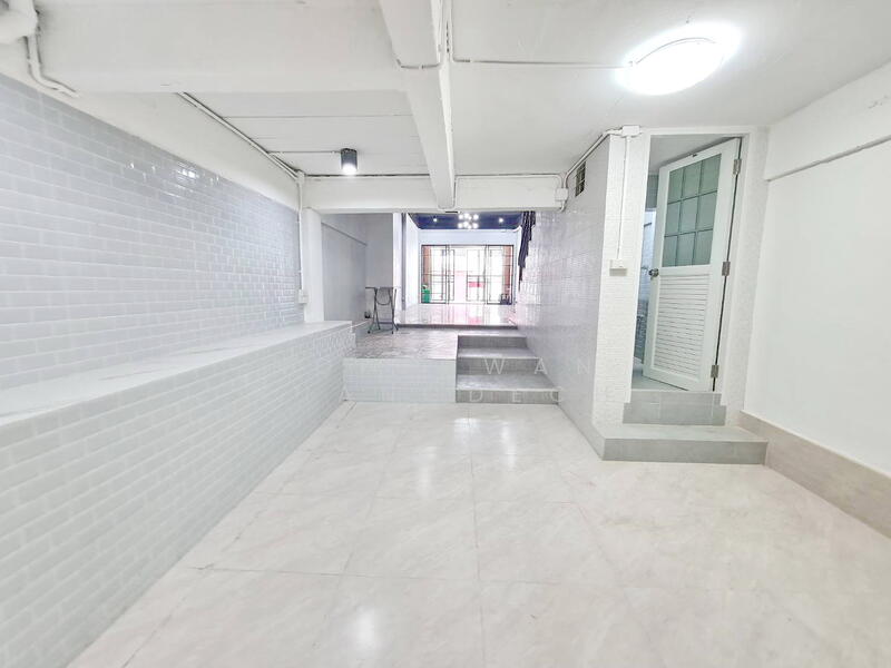 For Rent - ให้เช่า ตึกแถว 4.5 ชั้น เล่นระดับ ซอยศรีนครินทร์ 24, Bangkok