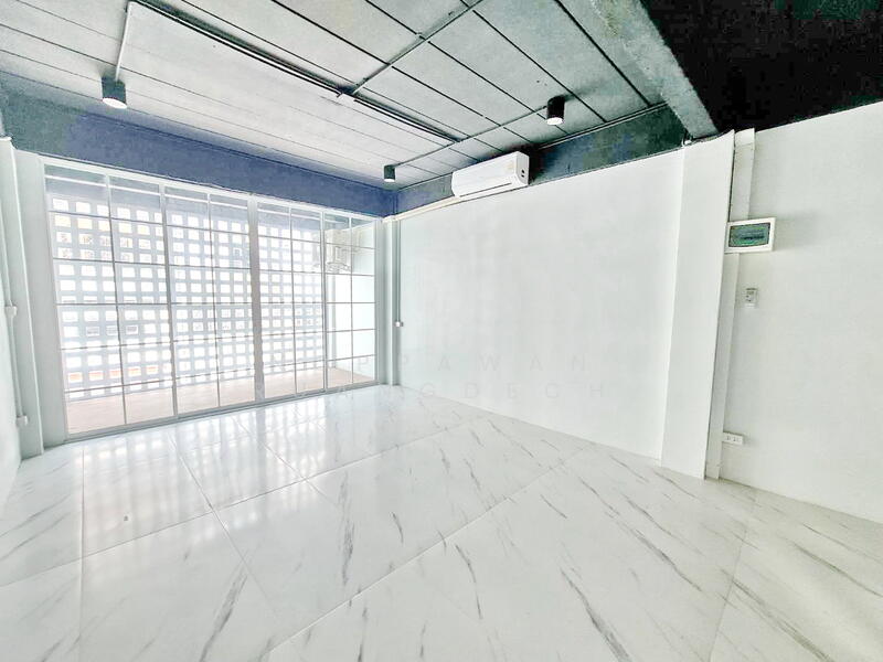 For Rent - ให้เช่า ตึกแถว 4.5 ชั้น เล่นระดับ ซอยศรีนครินทร์ 24, Bangkok