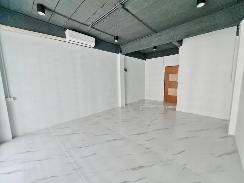 For Rent - ให้เช่า ตึกแถว 4.5 ชั้น เล่นระดับ ซอยศรีนครินทร์ 24, Bangkok