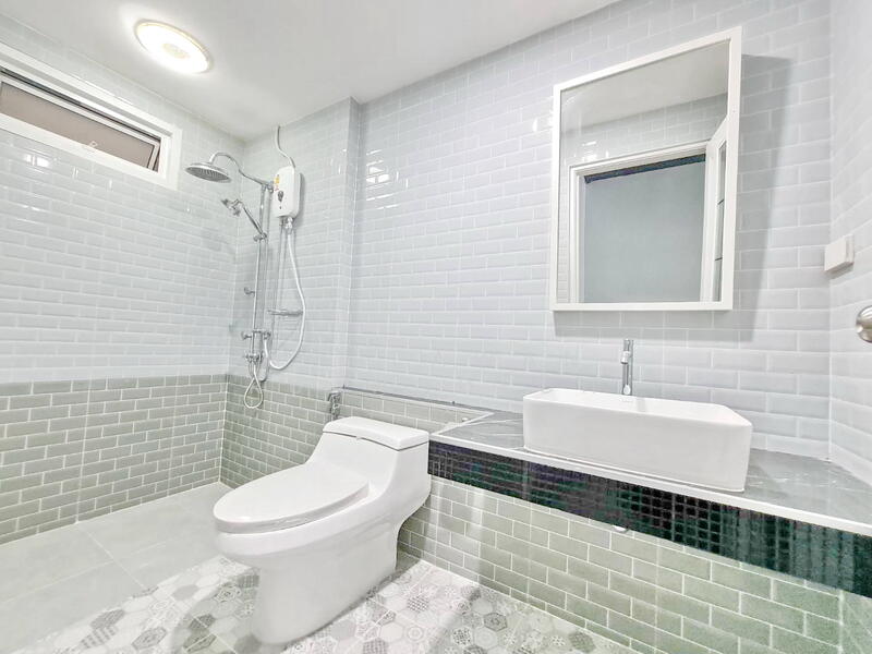 For Rent - ให้เช่า ตึกแถว 4.5 ชั้น เล่นระดับ ซอยศรีนครินทร์ 24, Bangkok