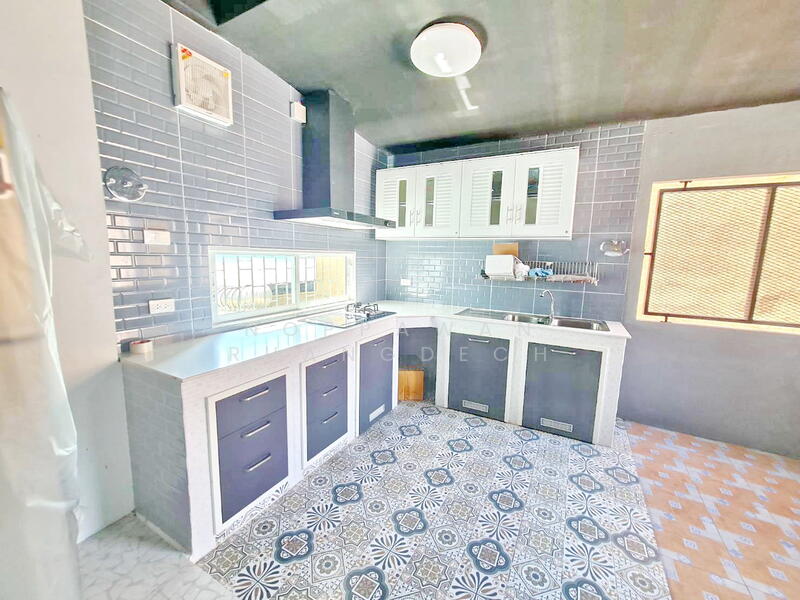 For Rent - ให้เช่า ตึกแถว 4.5 ชั้น เล่นระดับ ซอยศรีนครินทร์ 24, Bangkok