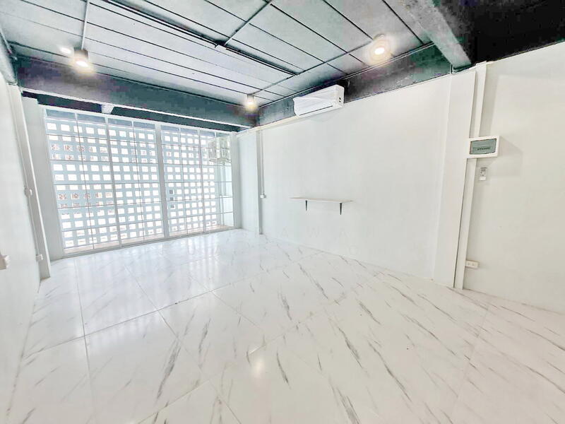 For Rent - ให้เช่า ตึกแถว 4.5 ชั้น เล่นระดับ ซอยศรีนครินทร์ 24, Bangkok