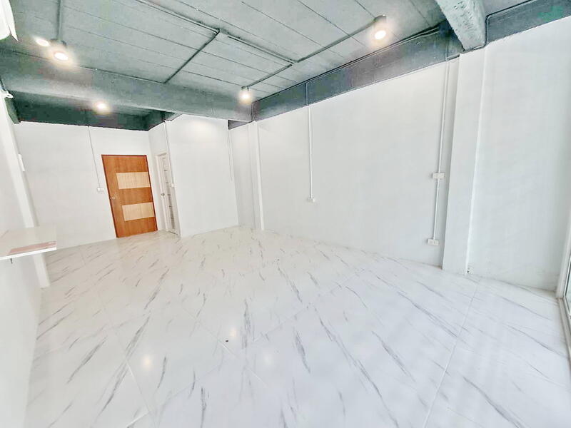 For Rent - ให้เช่า ตึกแถว 4.5 ชั้น เล่นระดับ ซอยศรีนครินทร์ 24, Bangkok