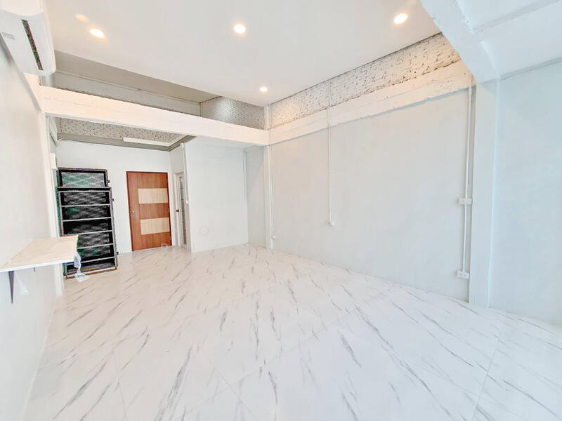 For Rent - ให้เช่า ตึกแถว 4.5 ชั้น เล่นระดับ ซอยศรีนครินทร์ 24, Bangkok