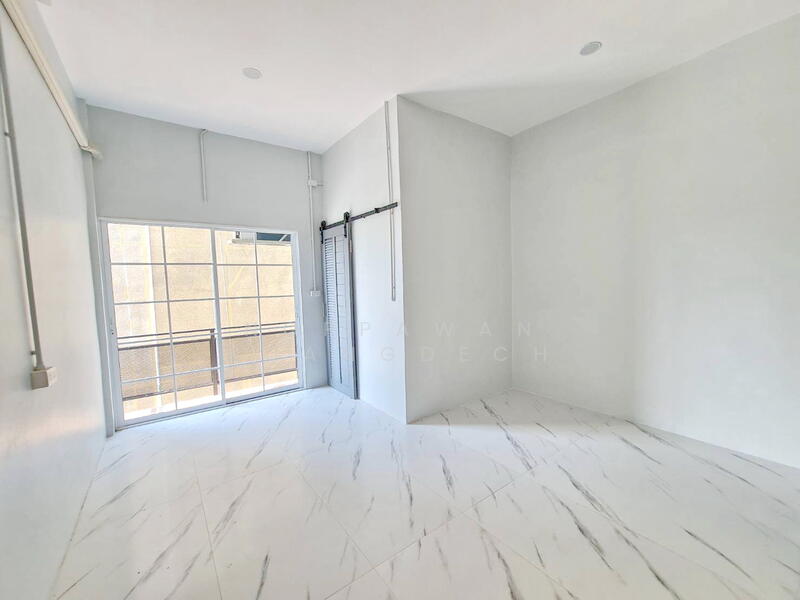 For Rent - ให้เช่า ตึกแถว 4.5 ชั้น เล่นระดับ ซอยศรีนครินทร์ 24, Bangkok