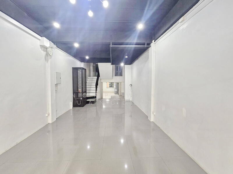 For Rent - ให้เช่า ตึกแถว 4.5 ชั้น เล่นระดับ ซอยศรีนครินทร์ 24, Bangkok