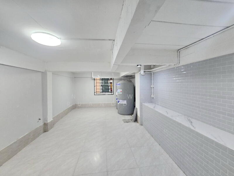 For Rent - ให้เช่า ตึกแถว 4.5 ชั้น เล่นระดับ ซอยศรีนครินทร์ 24, Bangkok