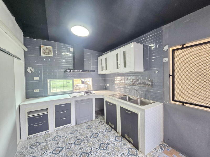 For Rent - ให้เช่า ตึกแถว 4.5 ชั้น เล่นระดับ ซอยศรีนครินทร์ 24, Bangkok