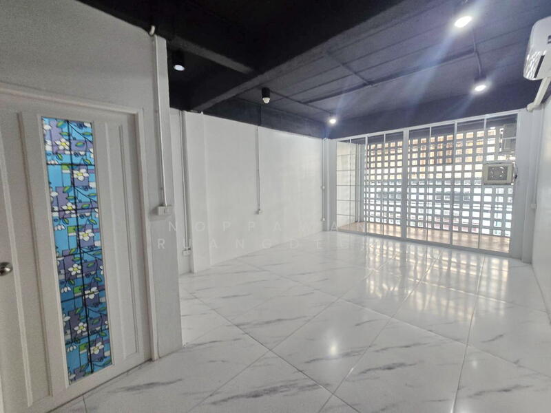 For Rent - ให้เช่า ตึกแถว 4.5 ชั้น เล่นระดับ ซอยศรีนครินทร์ 24, Bangkok