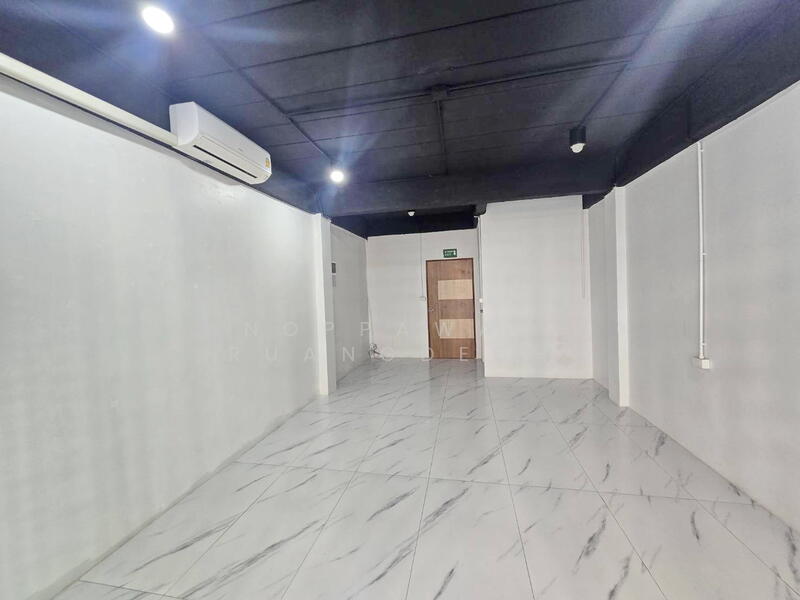 For Rent - ให้เช่า ตึกแถว 4.5 ชั้น เล่นระดับ ซอยศรีนครินทร์ 24, Bangkok