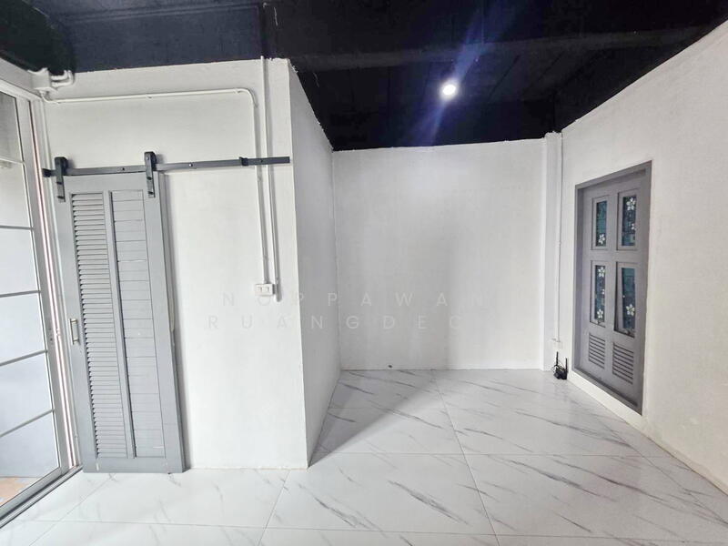 For Rent - ให้เช่า ตึกแถว 4.5 ชั้น เล่นระดับ ซอยศรีนครินทร์ 24, Bangkok