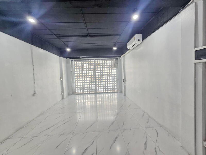 For Rent - ให้เช่า ตึกแถว 4.5 ชั้น เล่นระดับ ซอยศรีนครินทร์ 24, Bangkok