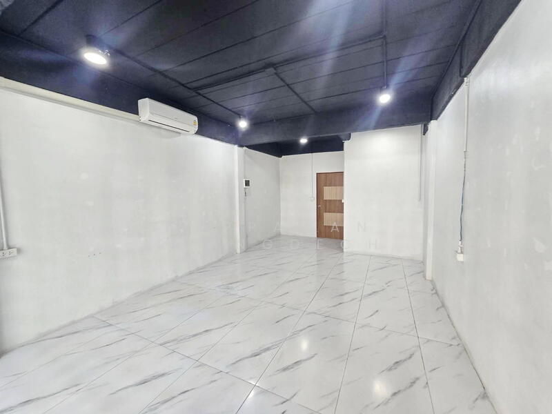 For Rent - ให้เช่า ตึกแถว 4.5 ชั้น เล่นระดับ ซอยศรีนครินทร์ 24, Bangkok