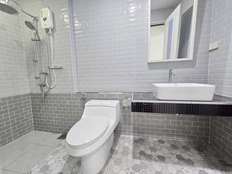 For Rent - ให้เช่า ตึกแถว 4.5 ชั้น เล่นระดับ ซอยศรีนครินทร์ 24, Bangkok