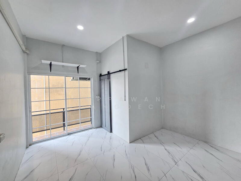 For Rent - ให้เช่า ตึกแถว 4.5 ชั้น เล่นระดับ ซอยศรีนครินทร์ 24, Bangkok