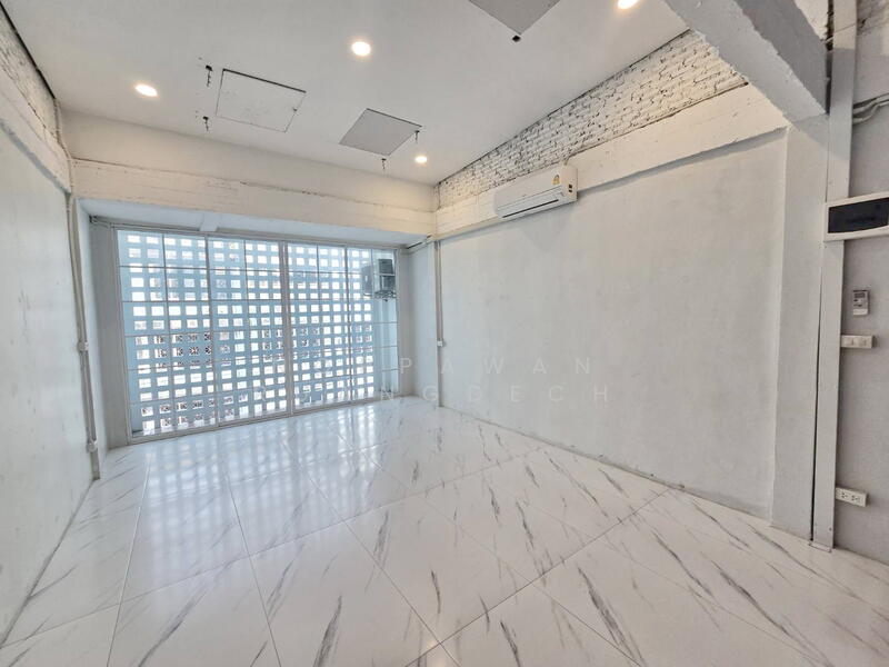 For Rent - ให้เช่า ตึกแถว 4.5 ชั้น เล่นระดับ ซอยศรีนครินทร์ 24, Bangkok