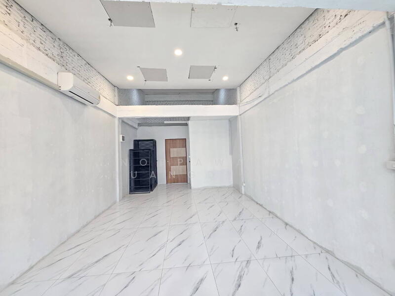 For Rent - ให้เช่า ตึกแถว 4.5 ชั้น เล่นระดับ ซอยศรีนครินทร์ 24, Bangkok