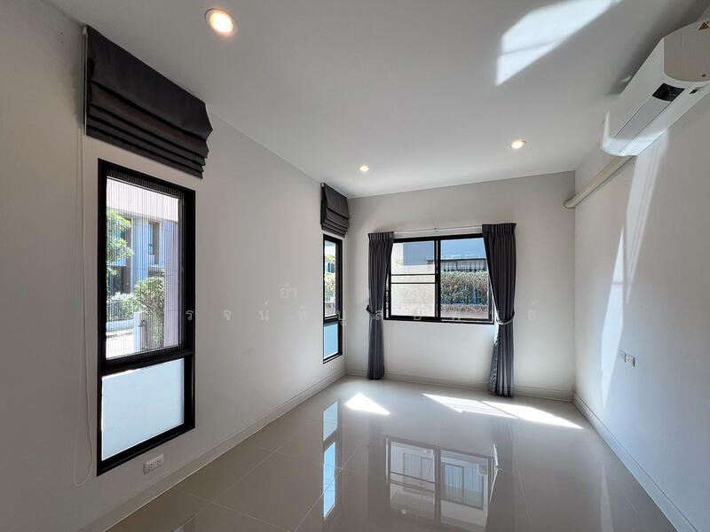 ห้องนอนชั้นล่าง - ห้องทำงาน