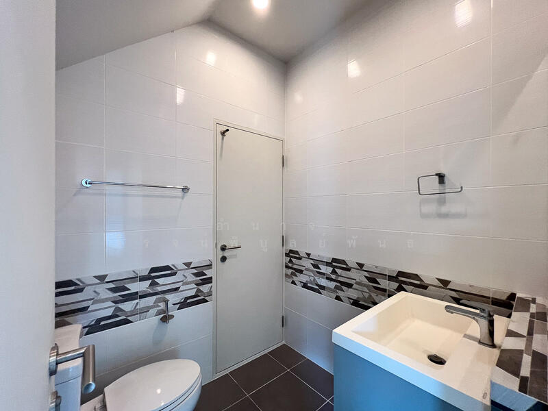 ห้องนน้ำชั้นล่าง