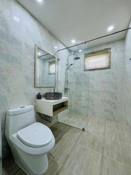 Pool Villa 4-Bedroom in North Pattaya, Chon Buri (Pattaya), Bang Lamung, Bang Lamung (Pattaya), Chon Buri (Pattaya), 4 Bedrooms, 350 sqm, Single Detached House For Sale, by PLC Real Estate, 500052774 - DDproperty.com